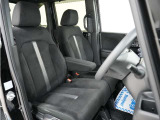 運転席のスペースはゆったりしていて、視界も広く確保されているので普段の運転からロングドライブまで快適です。