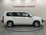 【まるごとクリーニング】シートを取り外し、車内を徹底洗浄。隅々まで丁寧に仕上げています。