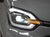 アダプティブハイビームシステム(AHS)が装備され、ハイビーム用LEDの点灯を細やかに制御し先行車や対向車に光が当たる部分を自動的に遮光することで、ハイビーム点灯での走行頻度を増やします。