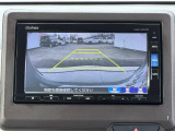 駐車時の安全確認をサポートするバックカメラも使用できます。インターナビで様々な情報を得ることもできます。