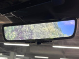 【デジタルインナーミラー】後席の大きな荷物や同乗者で後方が確認しづらい時でも安心!カメラが撮影した車両後方の映像をルームミラー内に表示。クリアな視界で状況の確認が可能です!