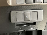 コーナーセンサーを車の前後に装備。障害物までの距離に応じて警告音を変えてお知らせ。縦列駐車時や駐車場・車庫などでの取り回しをサポートします。詳細は販売店スタッフまでおたずねください。