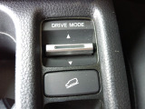 走行シーンに合わせて選べるドライブモードを装備。さらに、急な下り坂でも車速を自動制御するヒルディセントコントロール付きで、悪路走行時の安心感を高めます。