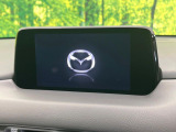 【8インチマツダコネクト】車内の雰囲気にマッチした大型のディスプレイ。スマホ接続でのナビ使用やBluetooth再生等、様々な機能が楽しめます。直感的なダイヤル操作が可能で、使い勝手も良好です。