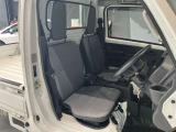 運転席・助手席です。比較的室内の汚れも少なくルームクリーニングもしておりますので快適にお使いいただけると思います。