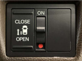 【パワースライドドア】助手席側がパワースライドドアになっており、運転席のスイッチやスマートキーでも開閉が可能です!開口部も広いので乗り降りも楽々♪