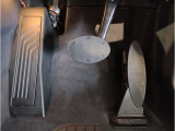 【ペダル】オルガン式アクセルペダルを採用しています。踏み込む足とペダルが同じ軌跡を描くため、かかとがずれにくく、アクセルコントロールがよりしやすくなるメリットがあります。