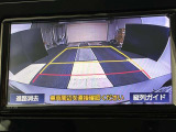 こちらのバックカメラは画面にラインが表示されておりますので、バック時のクルマの進行方向の目安になります。より高いレベルで車庫入れをサポートする、便利な機能ですね。