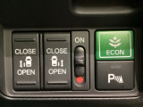 リアドアは乗り降りに便利な両側電動スライドドアです。また運転席に座っていながらスイッチ操作で自在にスライドドアを開け閉めできます。燃費に役立つECONボタンもここです。