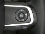 【レーダークルーズコントロール】(全車速追従機能付)付きです。車速に応じて追従支援してくれるので、ロングドライブも快適です。詳細は販売店スタッフまでおたずねください。