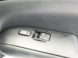 運転席パワーウインドです。ロックすることで誤操作による窓ガラスの開閉をロックできます。