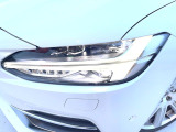 【LEDヘッドライト】明るく眩しいハイビームを先行車や対向車に照射しないオートハイビームを備えたLEDヘッドライト。北欧神話に登場するトールハンマーをモチーフにした、一目でボルボとわかるデザイン。