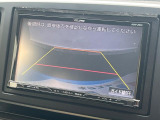 【バックカメラ】駐車時に後方がリアルタイム映像で確認できます。大型商業施設や立体駐車場での駐車時や、夜間のバック時に大活躍!運転スキルに関わらず、今や必須となった装備のひとつです!