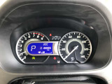 視認性の高い大型2眼+デジタルのハイブリッドメーター。車両情報ディスプレイにエコドライブインジケーターも搭載。