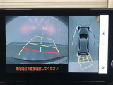 【パノラミックビューモニター(床下透過表示機能付)】クルマを上から見たような画像をディスプレイに表示し、運転席から確認しにくい箇所も確認できます。車両直下及びタイヤ付近のアンダーフロアの確認も可能です