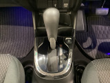 CVT車のセレクトレバーです。低速から高速まで、変速ショックのないスムーズな走りを実現するとともに、エンジン効率のよい領域を維持することで燃費にも貢献します。