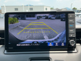 後退時に車両の後ろ側をモニター画面に表示します。車庫入れが苦手な人もこれで安心♪
