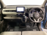 車内は光触媒抗菌消臭施工済です。スタイリッシュなデザインで暖かみのあるインパネ周りを演出します。グローブボックスやカップホルダーのほかにトレーなどたくさんの収納スペースが装備されています。