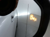 隣車線を走る車両をレーダーで検知し、ドアミラーでは確認しにくい後側方エリアに存在する車両に加え、急接近してくる車両も検知します。車両を検知するとドアミラーに搭載されたLEDインジケーターが点灯します。
