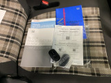 メンテナンスノート【点検整備記録簿・保証書】、取説も揃ってます。スマートキーはバッグなどにしまったままボタン操作でエンジンの始動・停止ができて大変便利です。