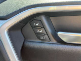 【運転席シートメモリー】座席ポジションを2つまで決められるので、お好みで設定してください!