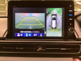 マルチビューカメラシステム搭載車です。お車の周囲を全方位でカバーします。後方・前方・両脇と、コンディションが悪い視界でもカラーモニターに映し出した映像がドライバーをサポートします。
