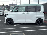 当店は照明・屋根付きスペースございますので雨天時も安心して現車確認が可能です。