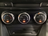 空調スイッチ類は最近流行のタッチパネル式ではなく、運転中でも直感的に操作できるダイヤル式を採用しております。
