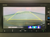 【バックカメラ】運転が苦手な方も車庫入れラクラクです!ギアをリバースに入れれば自動的に切り換わりますので、面倒な操作は不要です♪狭い駐車場もお車を傷つけず安心ですね!