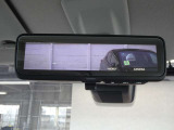 【スマートルームミラー】後方の映像を高精細モニターに映し出し、荷物や乗員で視界が遮られても安全に確認可能。夜間や雨天でもクリアな視界を確保する先進装備です。