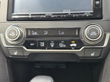 車内環境を自動でコントロールするフルオートエアコン。長距離ドライブも快適です。