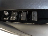 パワーウィンドウスイッチで運転席から全席の窓の開閉ができます。