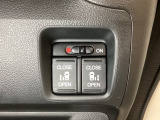 リアドアは乗り降りに便利な両側電動スライドドアです。また運転席に座っていながらスイッチ操作で自在にスライドドアを開け閉めできます。