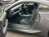 高いホールド性で運転姿勢が安定します。長距離ドライブでも疲れにくいのが魅力です。快適なドライビングライフをお送りください♪