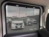 日差しの強い時には、プライバシーガラスに加え、ロールサンシェイドが、あなたを守ります。