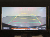 【バックガイドモニター】後方の映像をナビ画面に表示するだけでなく、ステアリング操作に連動して動くガイド線も同時に表示!予想進路の確認をしながら後退できるので便利です!