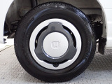 ホイールは車のデザインにマッチした専用タイプです。