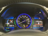 ハイブリット車専用のメーターです。中央のスピードメーターより左右のサブデスプレイで燃費や動力伝達などの情報が見れるようになっています。