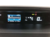 走行中の視線移動が少なく済むよう、メーターをインパネ中央に配置しています。メーター横のマルチインフォメーションディスプレイには、クルマの様々な情報を表示します。