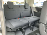 サードシートはスライドしますので荷室や足元の広さ調整ができます。