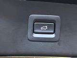 【パワーバックドア】スマートキーや運転席のボタンを押すだけでリアゲートが自動で開閉します!荷物を持っている時や、高い位置にあるバックドアを閉める際に便利な機能です♪