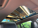 【大型サンルーフ】車内の解放感が一気に上がる大型のパノラマルーフ!季節を問わず開放的で快適なドライブをお楽しみいただけます。流通量も少なく希少価値の高い人気の装備です♪