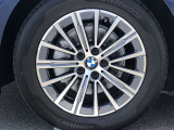 BMW純正17インチホイール。洗練されたデザインで、足元の個性を引き立てます。