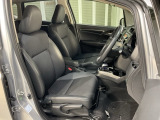乗降がしやすい運転席。高さが調節できて小柄な方でも運転しやすいポジションをとることができます。