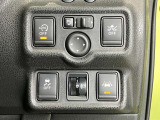 車線逸脱警報装置付きです!フロントカメラによりレーンマーカーを検知し、意図せずに走行車線から逸脱しそうな場合、メーター内のディスプレイ表示とブザーで注意を喚起します。