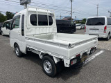 夜間・朝方の作業など、暗い場所での作業の際に荷台を照らす、LEDの大型荷台作業灯を採用。 首振り機構付で荷台全体を照らします。