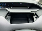 運転席、助手席それぞれに使い勝手のよい収納スペースを装備しています。