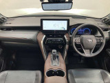 シンプルながら機能性あふれる運転席廻りです。視界性もよく、運転しやすいですよ。