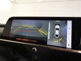 【全周囲モニター】車を上空から見下ろしたような映像をカーナビ画面に映し出し、車庫入れや縦列駐車をサポートしてくれます。