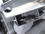助手席側グローブボックスの収納スペース。車検証や整備記録簿などをすっきりと収納できます。